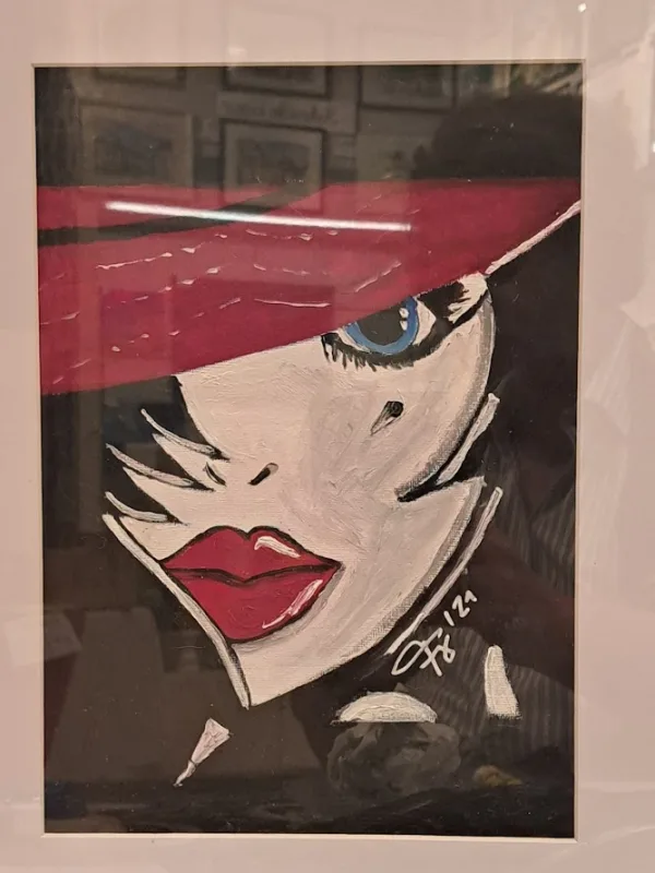 Stilisiertes Portrait einer Frau mit rotem Hut und roten Lippen, ein blaues Auge sichtbar, auf schwarzem Hintergrund